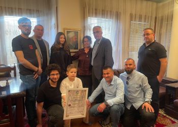 Balić i Balkan uručili  Plaketu počasnog građanina muftijinom najmlađem sinu