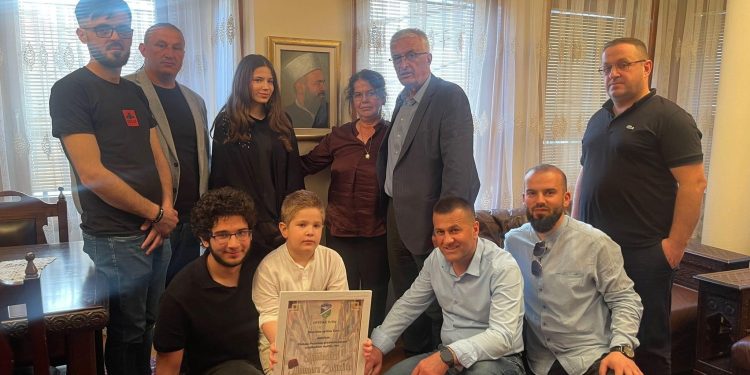 Balić i Balkan uručili  Plaketu počasnog građanina muftijinom najmlađem sinu