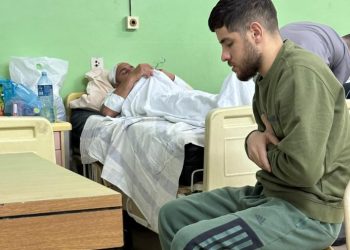 Mladi Marokanac u novopazarskoj bolnici obavlja namaz sjedeći, promrzla stopala