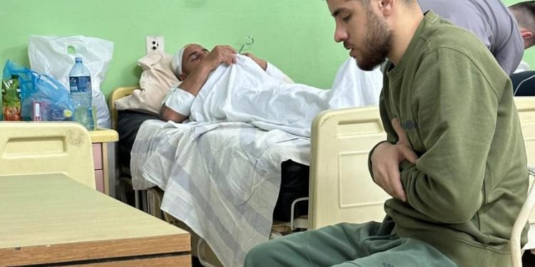 Mladi Marokanac u novopazarskoj bolnici obavlja namaz sjedeći, promrzla stopala
