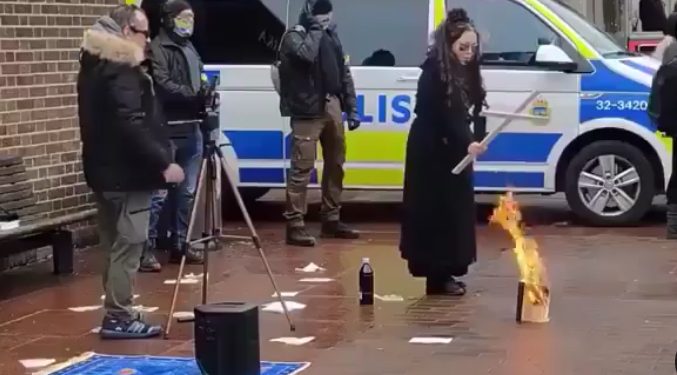 Švedska: Žena pod policijskom zaštitim i krstom u ruci spalila Kur’an