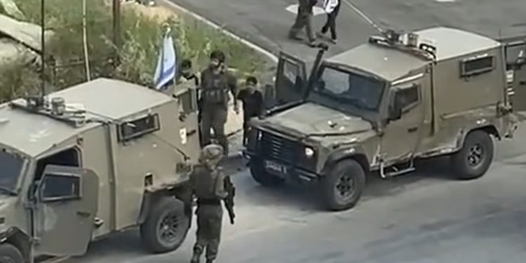 Izraelaki okupatori hapse Palestinske dječake i vide u nepoznatom pravcu
