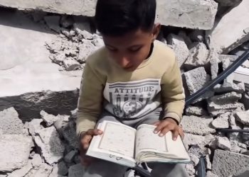 Na ruševinama svoje kuće Palestinski dječak uči Kur’an, čuvari svoje vjere