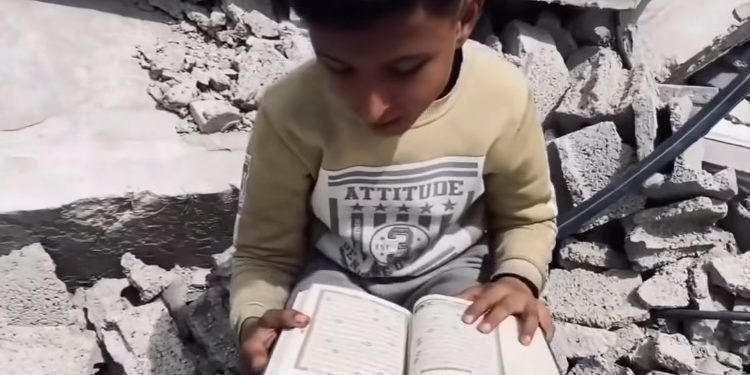 Na ruševinama svoje kuće Palestinski dječak uči Kur’an, čuvari svoje vjere