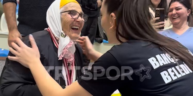 Turska odbojkašica osvojila medalju pa je poklonila svojoj nani koja je bodrila VIDEO