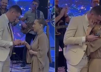 Novopazarski muzičar Hamza Škrujelj na Dan Sarajeva zaprosio djevojku u Vijećnici