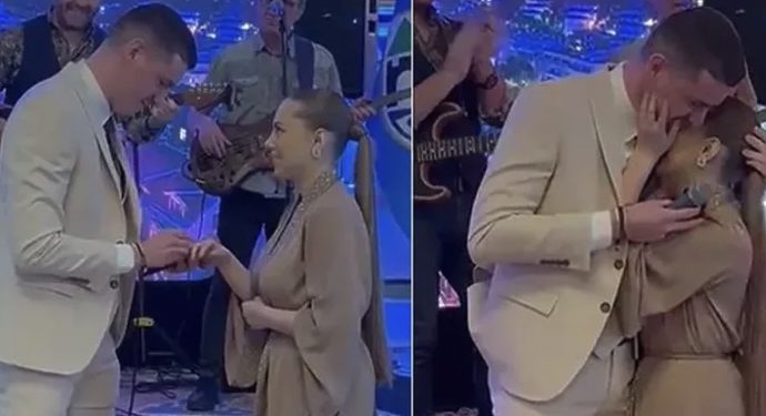 Novopazarski muzičar Hamza Škrujelj na Dan Sarajeva zaprosio djevojku u Vijećnici