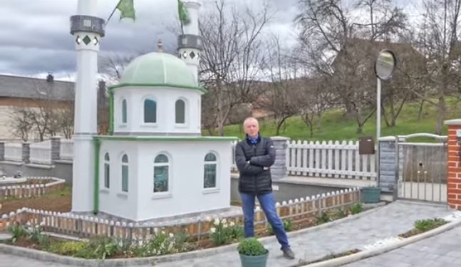 Napravio džamiju u dvorištu svoje kuće, sam projektovao a ima 4 razreda škole
