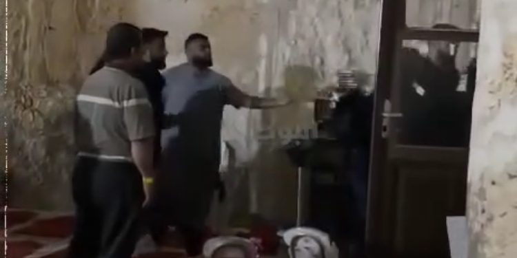 Izraelska policija upala u džamiju Al Aksa i tukla vjernike, dvoje uhapsili