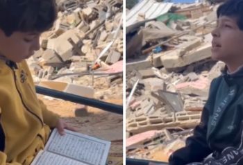 Dva Palestinska dječaka na ruševinama u Gazi se preslišavaju Kur’an