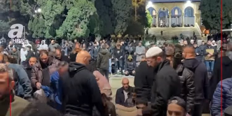 Al Aksa puna na poslednje teravije, hiljade vjernika probile blokade izraela