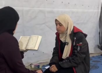 Palestinska djevojčica uči Kur’an napamet za vrijeme bombardovanja