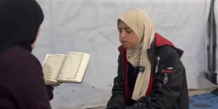 Palestinska djevojčica uči Kur’an napamet za vrijeme bombardovanja