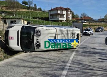 Još jedna saobraćajna nesreća u Požegi, prevrnuo se kombi IZ-e pun djece