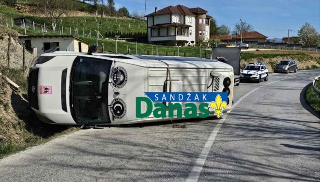 Još jedna saobraćajna nesreća u Požegi, prevrnuo se kombi IZ-e pun djece