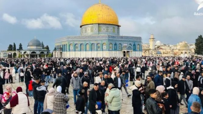 Neustrašivi i ponosni Palestinci klanjali Bajram u džamiji Al Aksa, probili blokadu