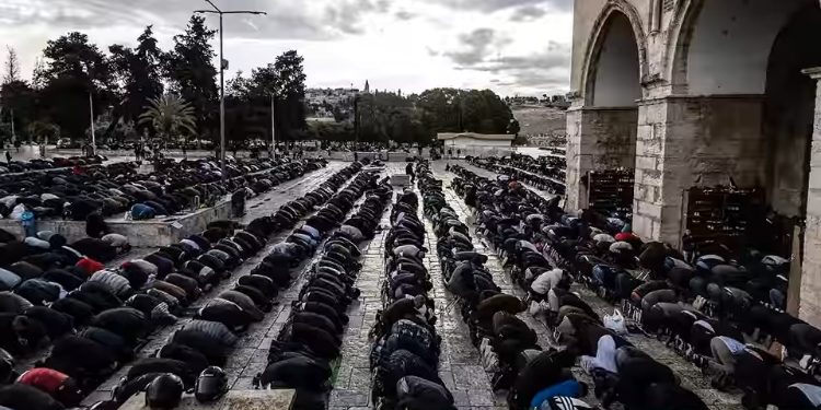 Oko 60.000 vjernika klanjalo i Al Aksi, Izraelski cionisti bombardovali cijelu noć