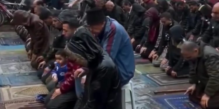 Bajram namaz na sjeveru Gaze klanjaju vani po kiši jer su sve džamije porušene