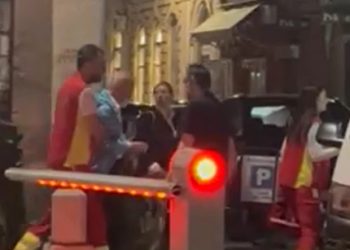 Dinu Merlin pozlilo u lokalu na Baščraršiji, odvela ga hitna pomoć