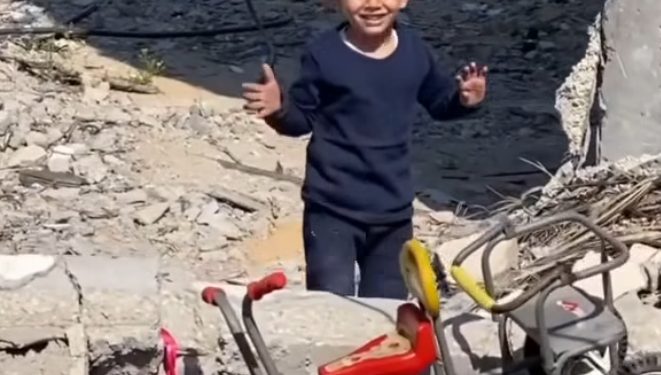 Radost Palestinskog dječaka kada je pronašao svoj bicikl ispod ruševina