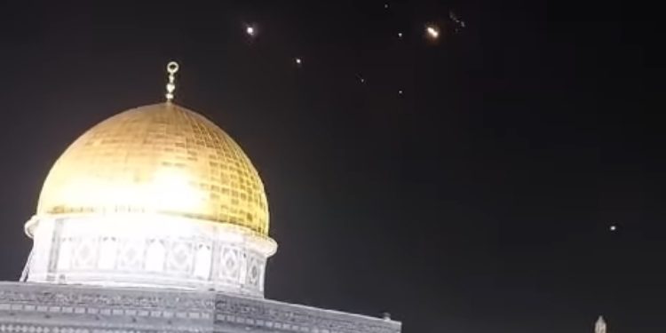 Snimci napada Irana sa oko 300 dronova i raketa, napadu se pridružili Huti i Hesbollah
