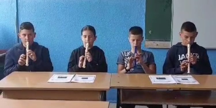 Tutin: U OŠ RBTršo djeluje školski orkestar, sviraju na raznim instrumentima