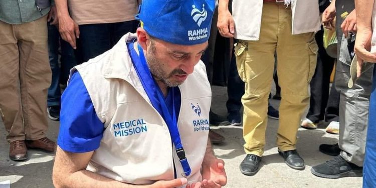 Jordanski doktor stigao u Gazi kako bi liječio ranjen, pao na sedždu i zahvalio Allahu