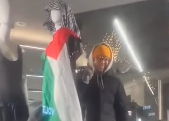Sarajlija napravio pravu stvar na izlogu “Zare”, okačio šal i zastavu Palestine