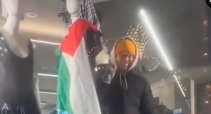 Sarajlija napravio pravu stvar na izlogu “Zare”, okačio šal i zastavu Palestine