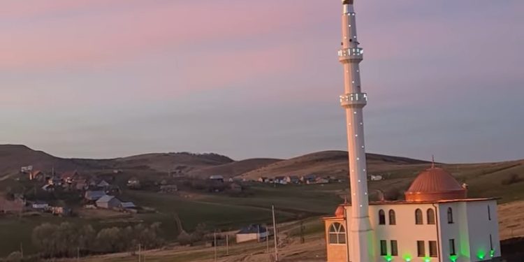 Nova džamija i prelijepi ezan u selu Braćak ispod  brda Trojan