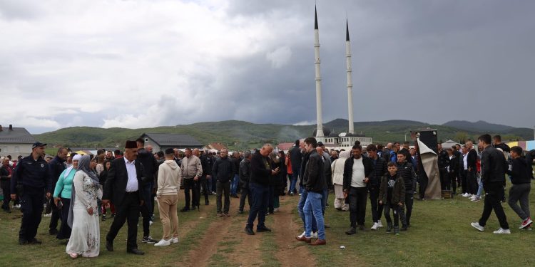Kiša nije smetala ljubiteljima vašara da se okupe u Delimeđama, počela sezona