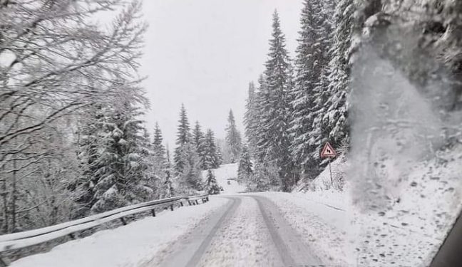 Snijeg prekrio kolovoz na putu Rožaje -Peć