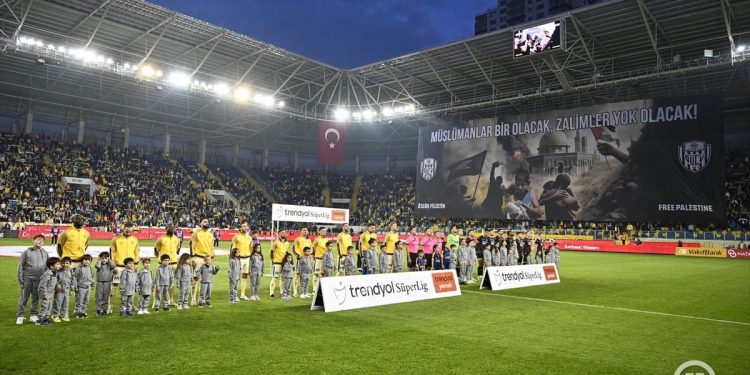 Turska: Navijači na utakmici uputili snažnu podršku i poruku Palestini