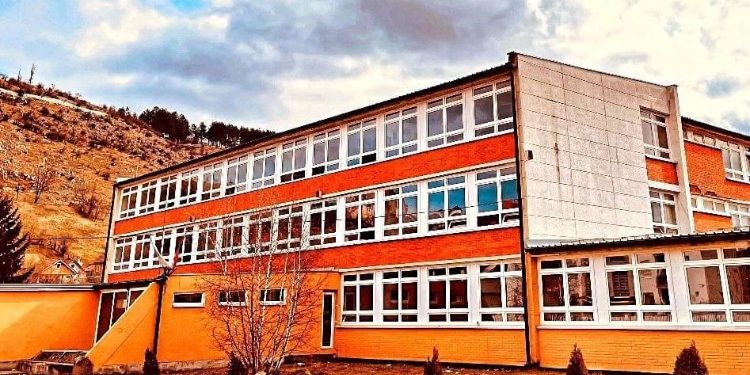 Srednjoškolci koji odaberu dualni model obrazovanja dobiće po 5.000 dinara od države