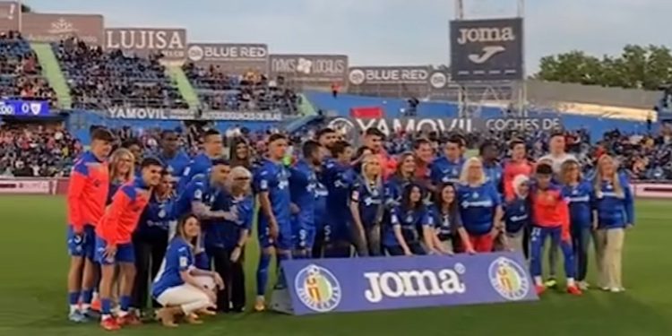 Fudbaleri izašli na teren sa svojim majkama, oduševljenje čitavog svijeta