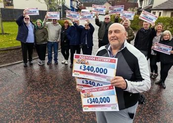 Čovjek dobio džek-pot 10,2 miliona funti pa podijelio sa komšijama jednako