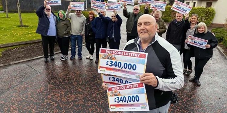 Čovjek dobio džek-pot 10,2 miliona funti pa podijelio sa komšijama jednako