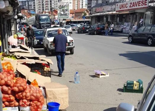 Novi Pazar: Na trotoarima tezge i auta a pješaci na ulici, bezbednost nikakva