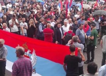 Ispred Vlade Crne Gore okupljaju se  srpske pristalice zbog rezolucije UN o genocidu u Srebrenici