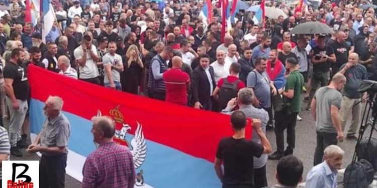 Ispred Vlade Crne Gore okupljaju se srpske pristalice zbog rezolucije UN o genocidu u Srebrenici