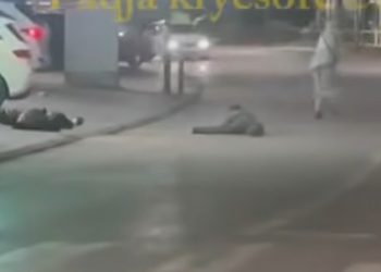 Snimak tuče u centru Peći uznemirujući, dva muškarca nepomično leže na ulici