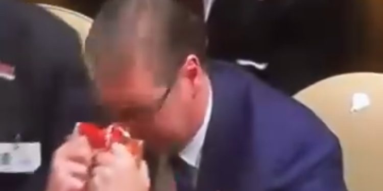 Performans u režiji Vučića nakon izglasavanja Rezolucije o genocidu u Srebrenici
