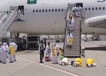 Hadžije nisu mogli savladati emocije prilikom sletanja na aerodrom