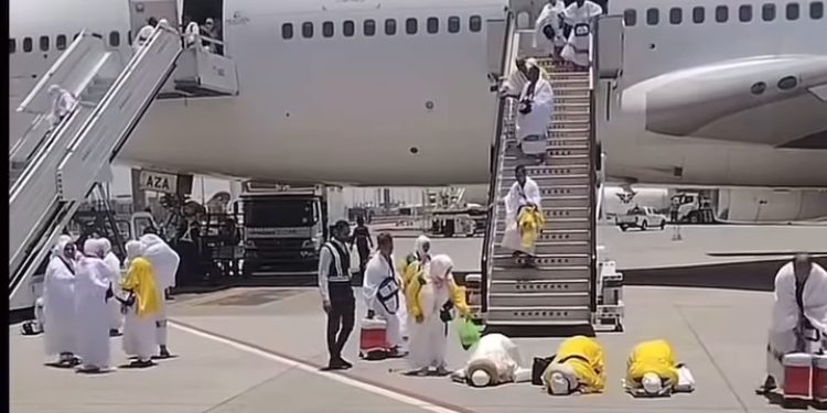 Hadžije nisu mogli savladati emocije prilikom sletanja na aerodrom