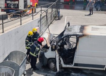 Zapalio se kombi tutinskih registarskih oznaka kod tržnog centra u Novom Pazaru