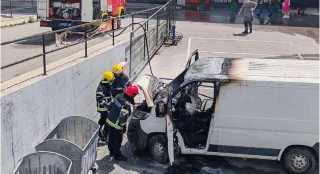Zapalio se kombi tutinskih registarskih oznaka kod tržnog centra u Novom Pazaru