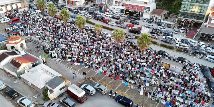 Stotine vjernika klanjalo Kurban- bajram u Ulcinju, uz lijep program