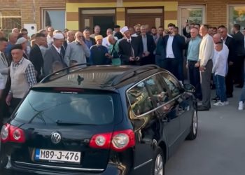 Kakav lijep gest džemata, poklonili auto svom imamu za sav trud i ispraćaj u penziju