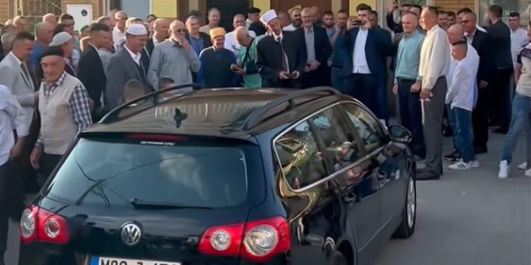 Kakav lijep gest džemata, poklonili auto svom imamu za sav trud i ispraćaj u penziju
