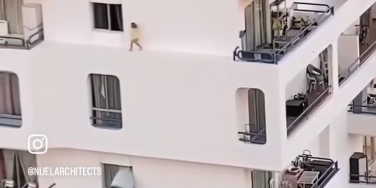 Šetnja male djevojčice po ivici višespratnice ledi krv u žilama VIDEO